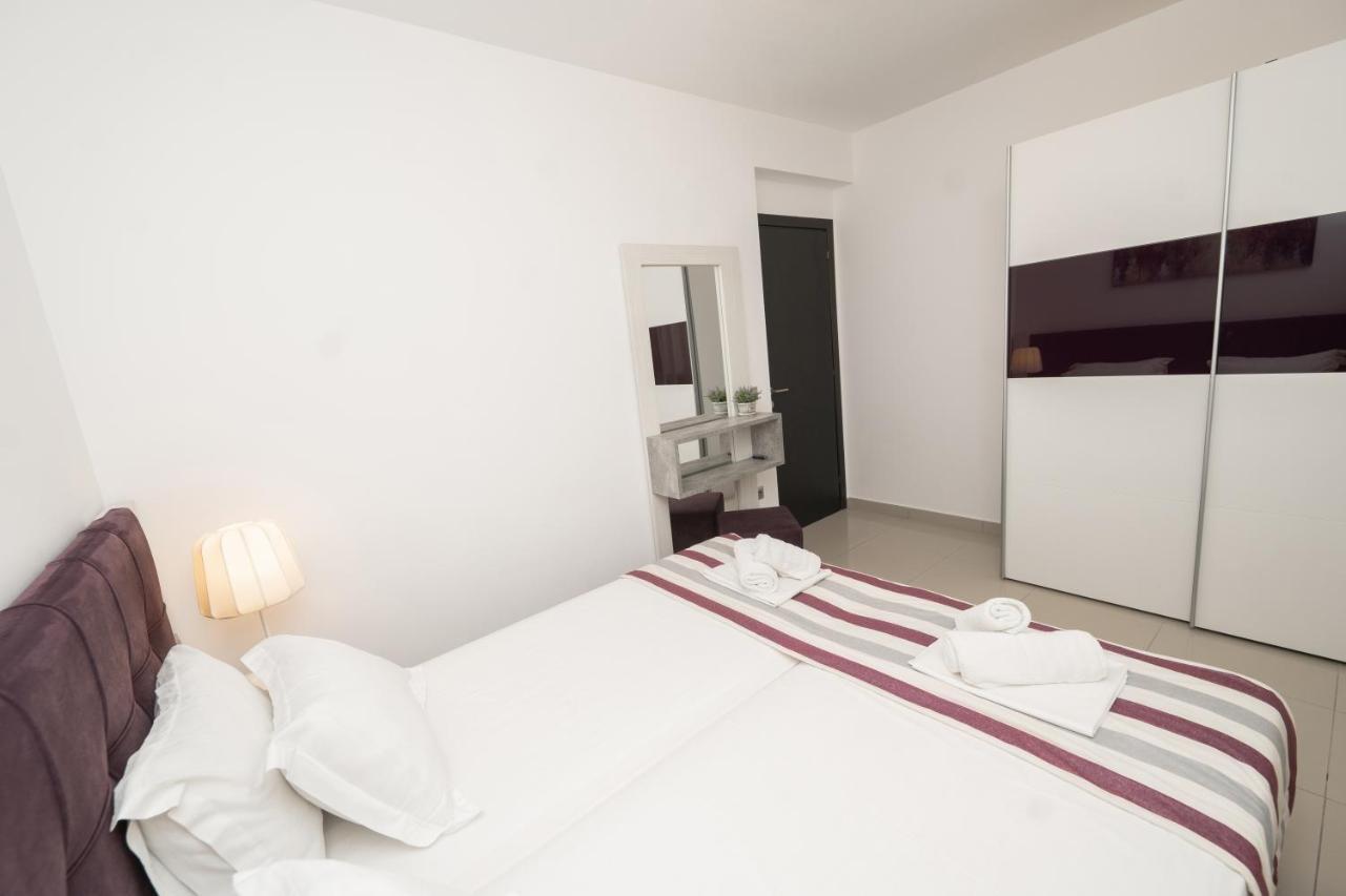 Aelia Apartments Néa Péramos Exteriör bild