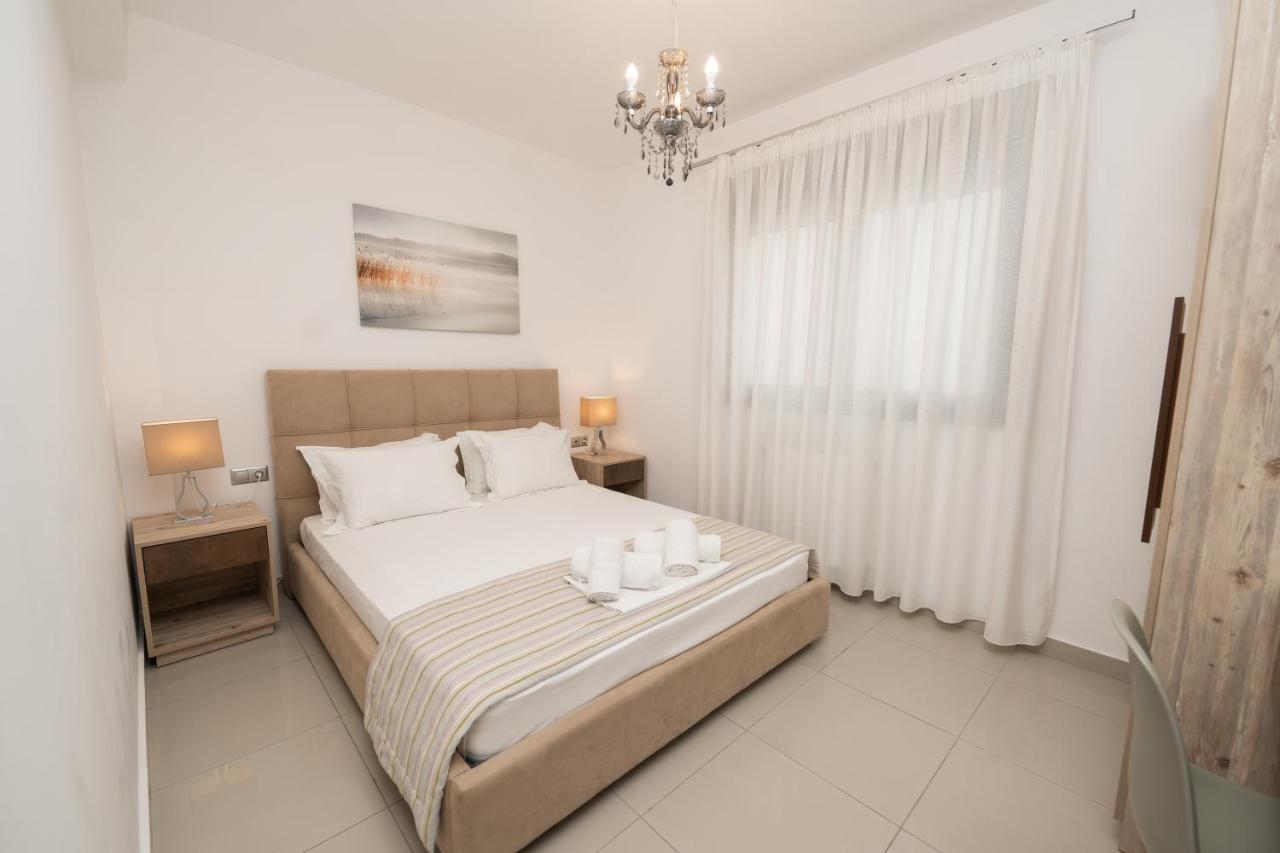 Aelia Apartments Néa Péramos Exteriör bild