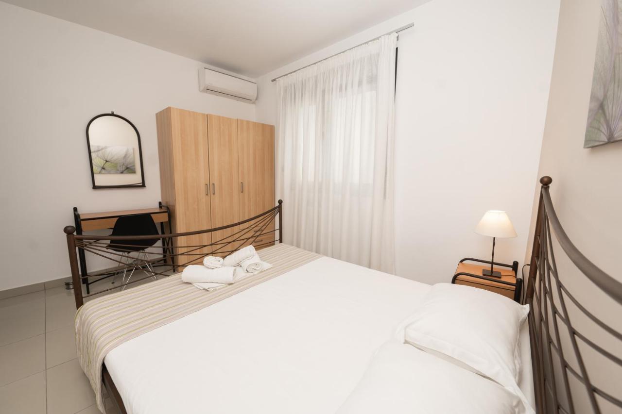 Aelia Apartments Néa Péramos Exteriör bild