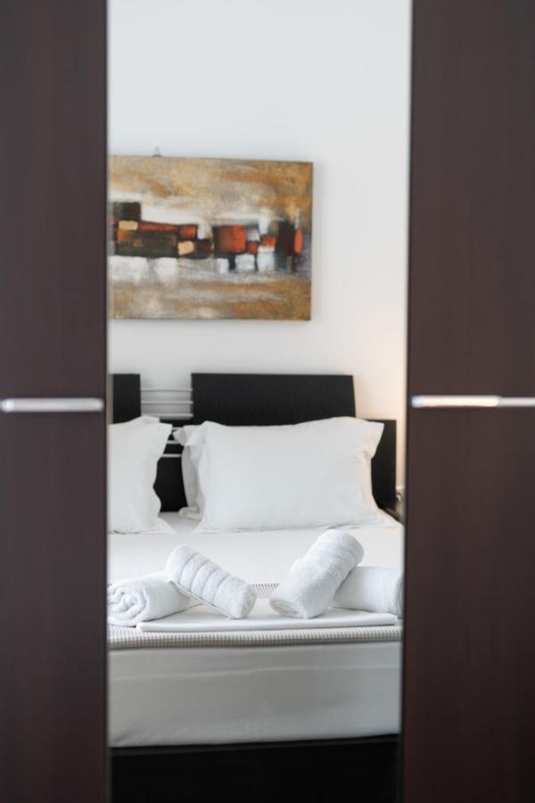 Aelia Apartments Néa Péramos Exteriör bild